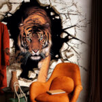Papier peint Tigre émergeant d'un mur fissuré