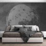 Papier peint Lune texturée sur fond nuageux.