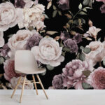 Papier peint Motif floral vibrant sur fond noir.