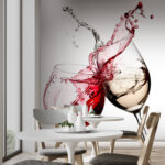 Papier peint Verres à vin au milieu du repas, éclaboussures capturées