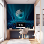Papier peint Ballon de football flottant au-dessus d'une ville illuminée.