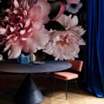 Papier peint Fleurs éclatantes sur fond sombre.