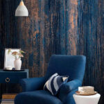 Papier peint Motif texturé bleu et bronze.