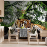 Papier peint Tigre couché sur un tronc
