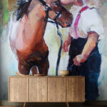Papier peint Peinture d'une fille embrassant un cheval