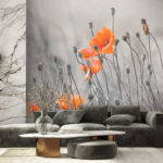 Papier peint Fleurs orange dans un champ d'herbe brumeux.