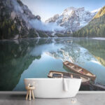 Papier peint Les bateaux se reposent sur un lac de montagne serein