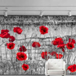 Papier peint Coquelicots rouges sur un mur texturé.