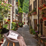 Papier peint Charmante ruelle aux fleurs éclatantes