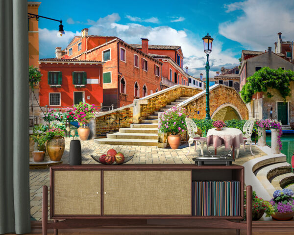 Patio avec table et chaises et fontaine devant un bâtiment Papier peint Patio avec table et chaises et fontaine devant un bâtiment
