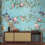 Papier peint Paons et fleurs sur fond bleu.