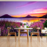 Papier peint Chemin menant à un lac avec des fleurs violettes