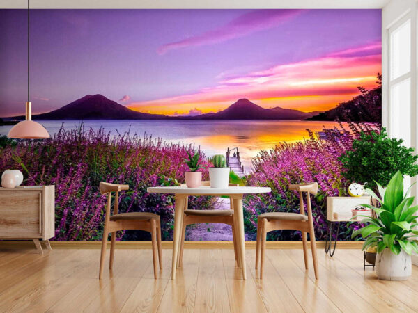 Chemin menant à un lac avec des fleurs violettes Papier peint Chemin menant à un lac avec des fleurs violettes