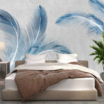Papier peint Délicates plumes bleues sur fond gris
