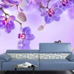 Papier peint Deux cygnes dans un lac aux fleurs violettes