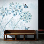 Papier peint Fleurs bleues et papillons en harmonie.