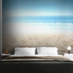 Papier peint Plage de sable sous un ciel bleu clair.
