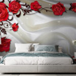 Papier peint Roses rouges sur tissu blanc soyeux.