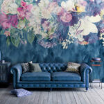 Papier peint Tapisserie florale sur des vagues bleues.