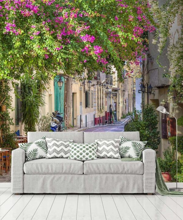 Rue avec tables, chaises et arbres Papier peint Rue avec tables, chaises et arbres