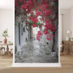 Papier peint Des bougainvilliers égayent l'étroite allée.