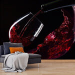 Papier peint Versement d'un verre de vin rouge