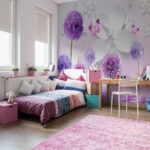 Papier peint Fleurs violettes avec papillons et reflets.