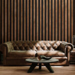 Papier peint Lattes de bois sur fond sombre.
