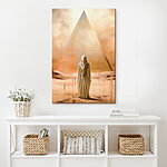 Tableaux Personne en robe blanche debout devant une pyramide