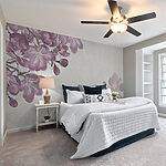 Papier peint Fleurs violettes sur fond blanc