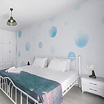 Papier peint Surface blanche avec des points bleus