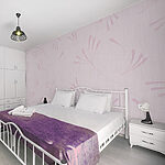 Papier peint Motif floral rose sur fond blanc