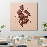 Tableaux Barre de chocolat cassée sur une surface rose