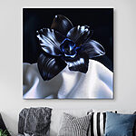 Tableaux Fleur noire sur un tissu blanc