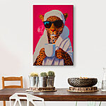 Tableaux Peinture d'un léopard portant une robe et des lunettes de soleil et tenant une coupe