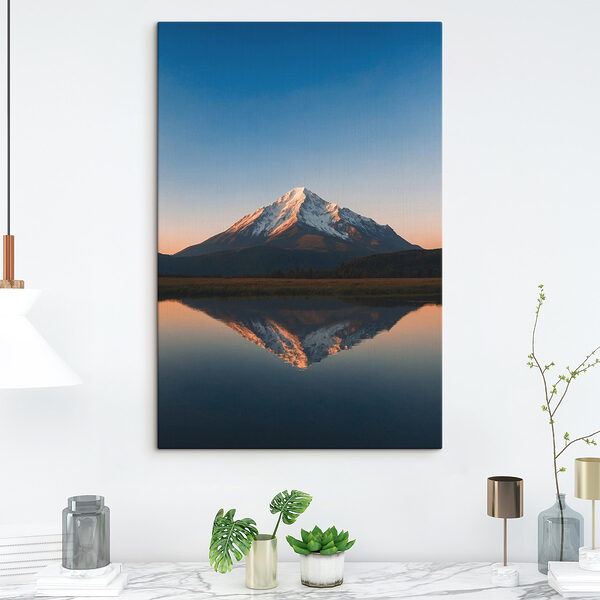 Montagne avec un lac et de l'herbe Tableaux Montagne avec un lac et de l'herbe