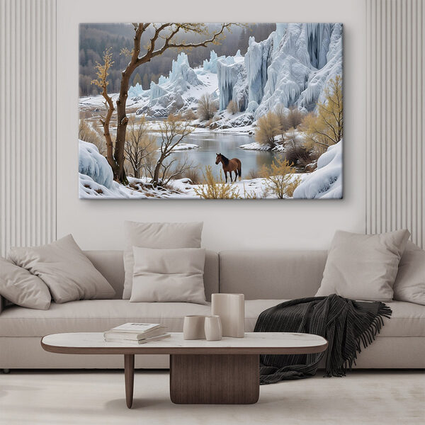 Cheval debout dans la neige près d'un plan d'eau Tableaux Cheval debout dans la neige près d'un plan d'eau