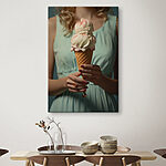 Tableaux Femme tenant un cornet de glace