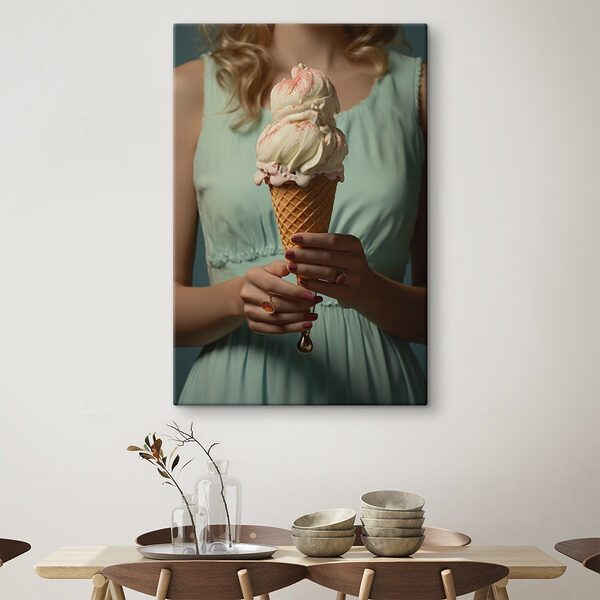 Femme tenant un cornet de glace Tableaux Femme tenant un cornet de glace