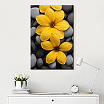 Tableaux Fleurs jaunes sur un tas de pierres