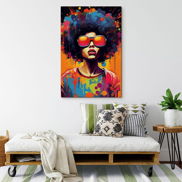 Femme avec une grande coupe afro portant des lunettes de soleil Tableaux Femme avec une grande coupe afro portant des lunettes de soleil