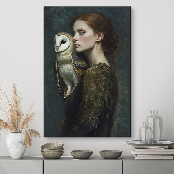 Femme tenant un hibou Tableaux Femme tenant un hibou