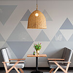 Papier peint Triangles blancs et bleus avec feuilles