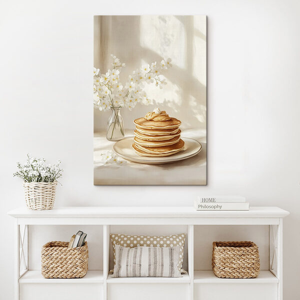 Pile de crêpes sur une assiette à côté d'un vase de fleurs Tableaux Pile de crêpes sur une assiette à côté d'un vase de fleurs
