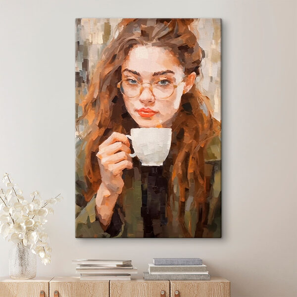 Femme tenant une tasse blanche Tableaux Femme tenant une tasse blanche