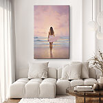 Tableaux Femme en maillot de bain tenant une planche de surf sur une plage