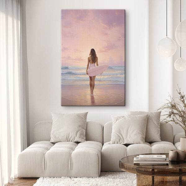 Femme en maillot de bain tenant une planche de surf sur une plage Tableaux Femme en maillot de bain tenant une planche de surf sur une plage