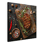 Tableaux Morceau de viande avec des épices et des herbes sur une planche à découper