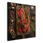 Tableaux Viande sur une planche à découper avec des épices et des herbes
