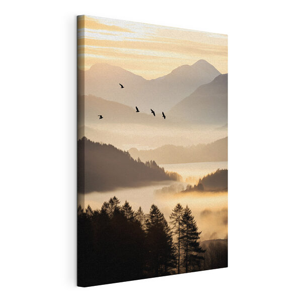 Tableaux Des oiseaux survolant une vallée entourée de montagnes et de brouillard